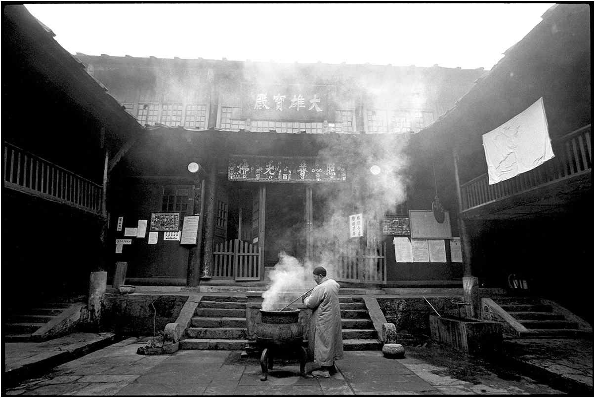 Vroeg in de ochtend in een Chinees klooster op de flank van de Emei Shan